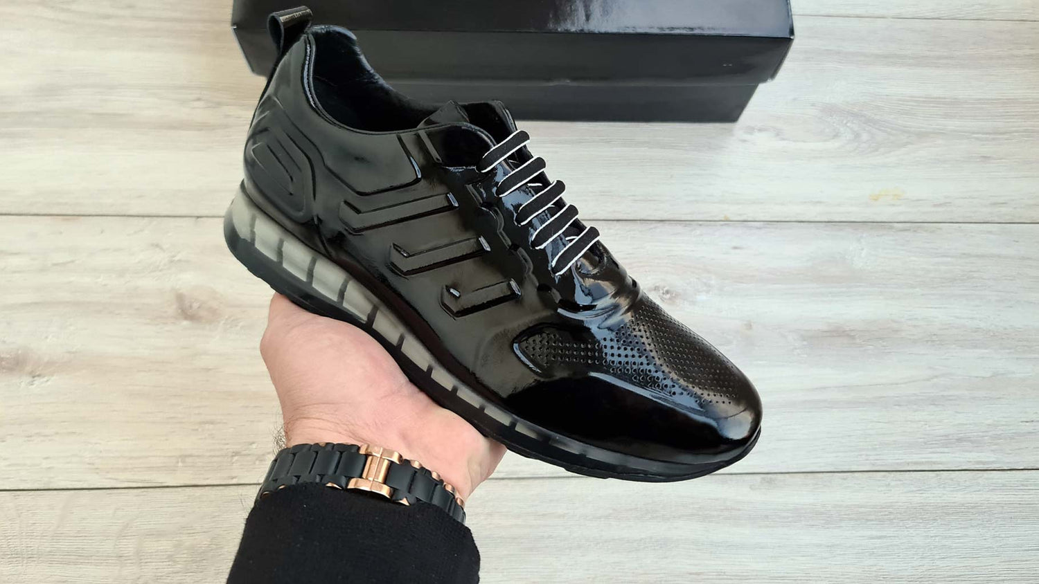TRENDSETTING LEATHER SNEAKERS