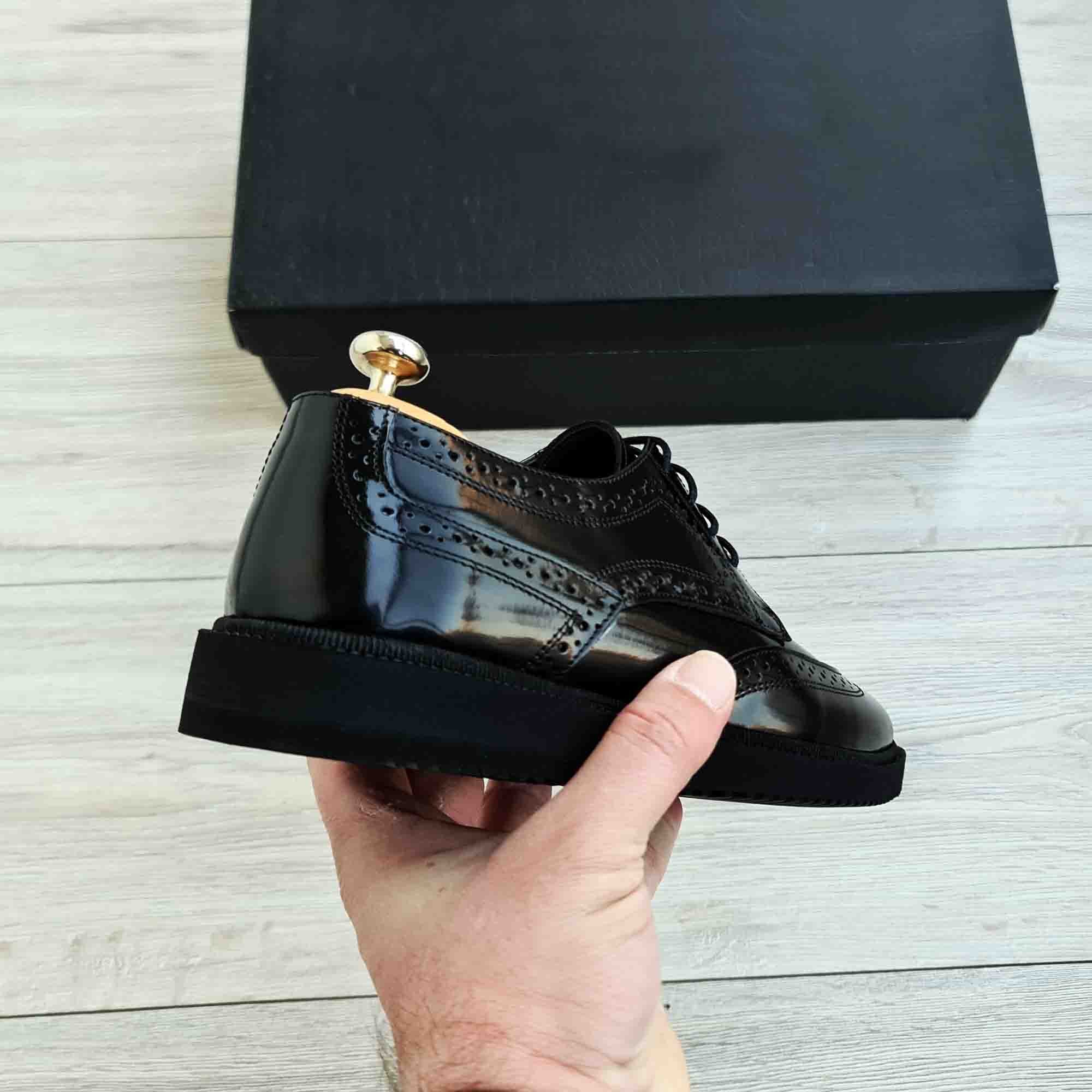 Monarch Wingtip Brogue Leather Men's Derby — sole detail | Scarpetto